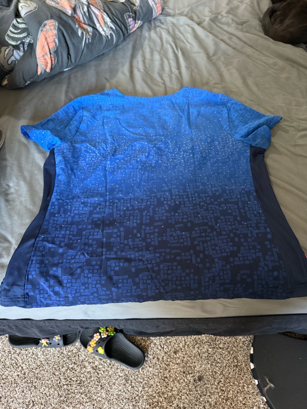 koi Blue Ombre Short Sleeve Scrub Top with Geometric Print